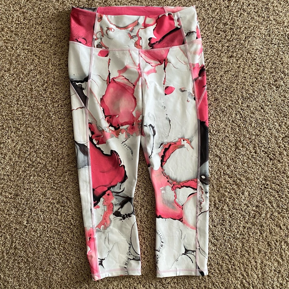 Under Armour UA white print capri cropped leggings womens Large unworn NEW NWT